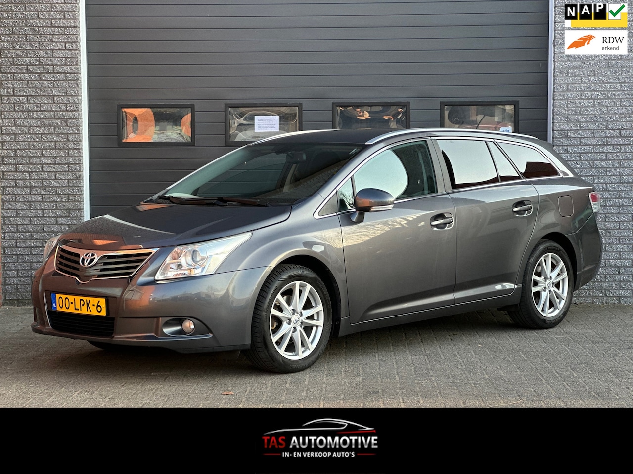Toyota Avensis Wagon - 1.8 VVTi Business NAVI / CRUISE / CLIMA - AutoWereld.nl