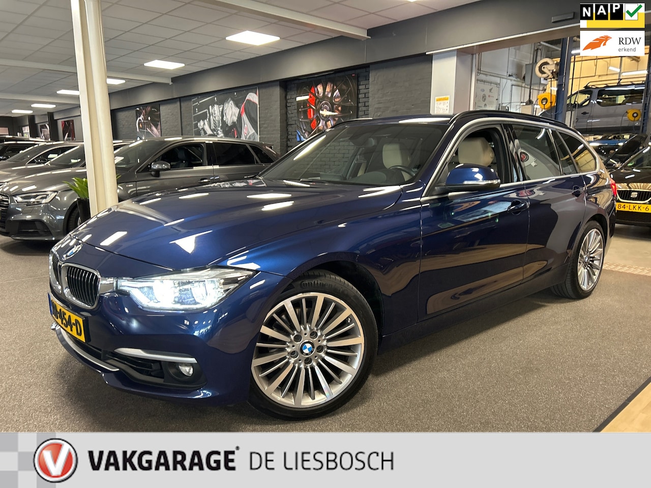 BMW 3-serie Touring - 318i Luxury Edition Automaat / Leder / Navigatie / led koplampen / trekhaak - AutoWereld.nl