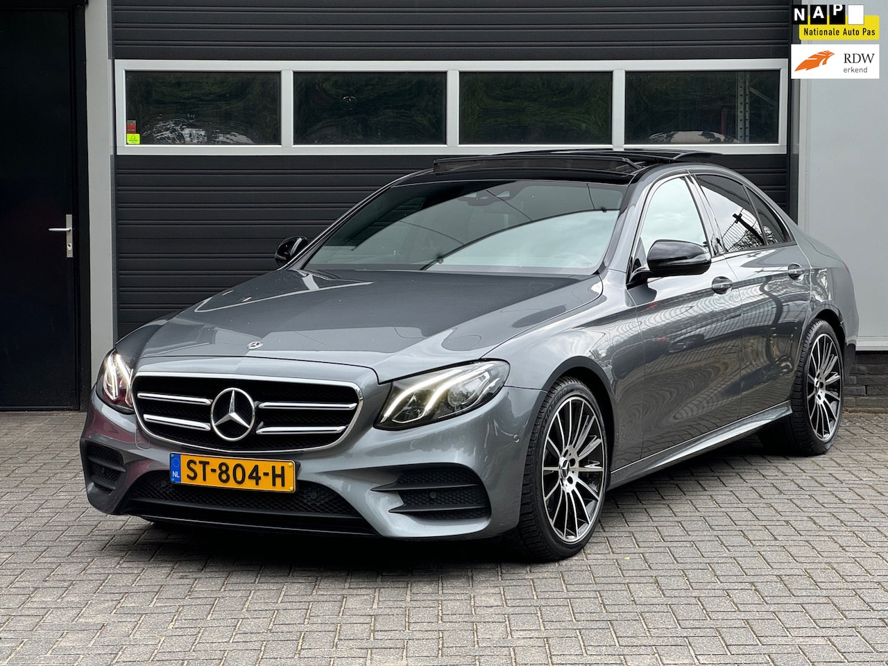 Mercedes-Benz E-klasse - 200 AMG Sport, Burmester, Pano, Xenon/Led, HUD, Ambient, Camera, Stoelverwarming, NAP - AutoWereld.nl