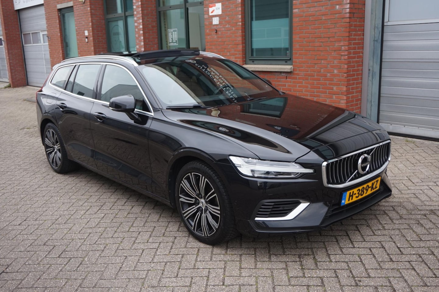 Volvo V60 - 2.0 T6 Twin Engine AWD Inscription Pano, Leder, Memory ! - AutoWereld.nl