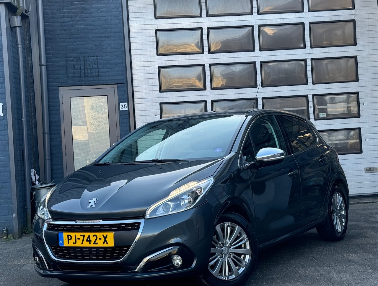 Peugeot 208 - 1.2 PureTech Allure | Clima | Cruise | Navi | N.A.P - AutoWereld.nl