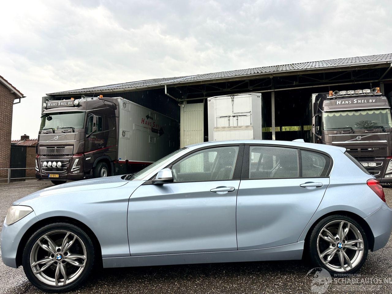 BMW 1-serie - 118D 143pk 6-bak Business 5drs - navi - airco - cruise - 18 inch lmv - pdc - licht + regen - AutoWereld.nl