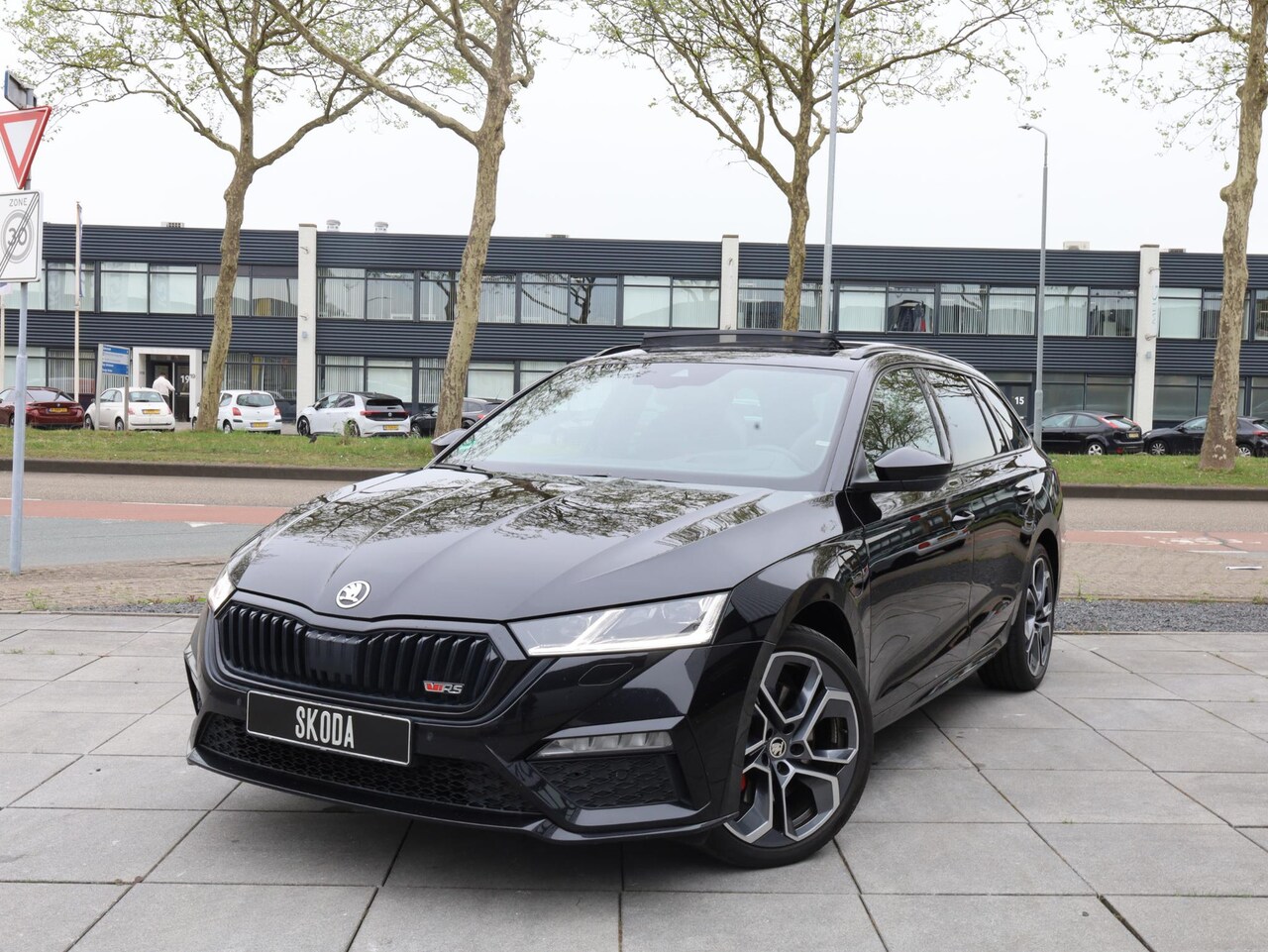 Skoda Octavia Combi - RS iV 1.4 TSI PHEV 245PK | Panodak | Leer/Alcantara | Standkachel | Head-up | Keyless | Ca - AutoWereld.nl