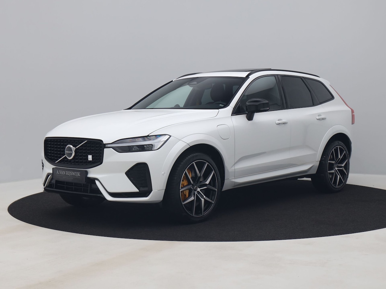 Volvo XC60 - 2.0 T8 AWD Polestar Engineered | FACELIFT | PANO | B&W | STOEL- EN STUURVERW. | TREKHAAK - AutoWereld.nl