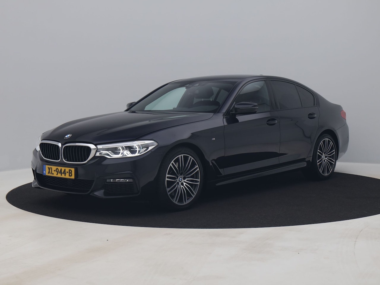 BMW 5-serie - 530i xDrive High Executive M-Pakket | CAMERA | H&K | STOELVERWARMING - AutoWereld.nl
