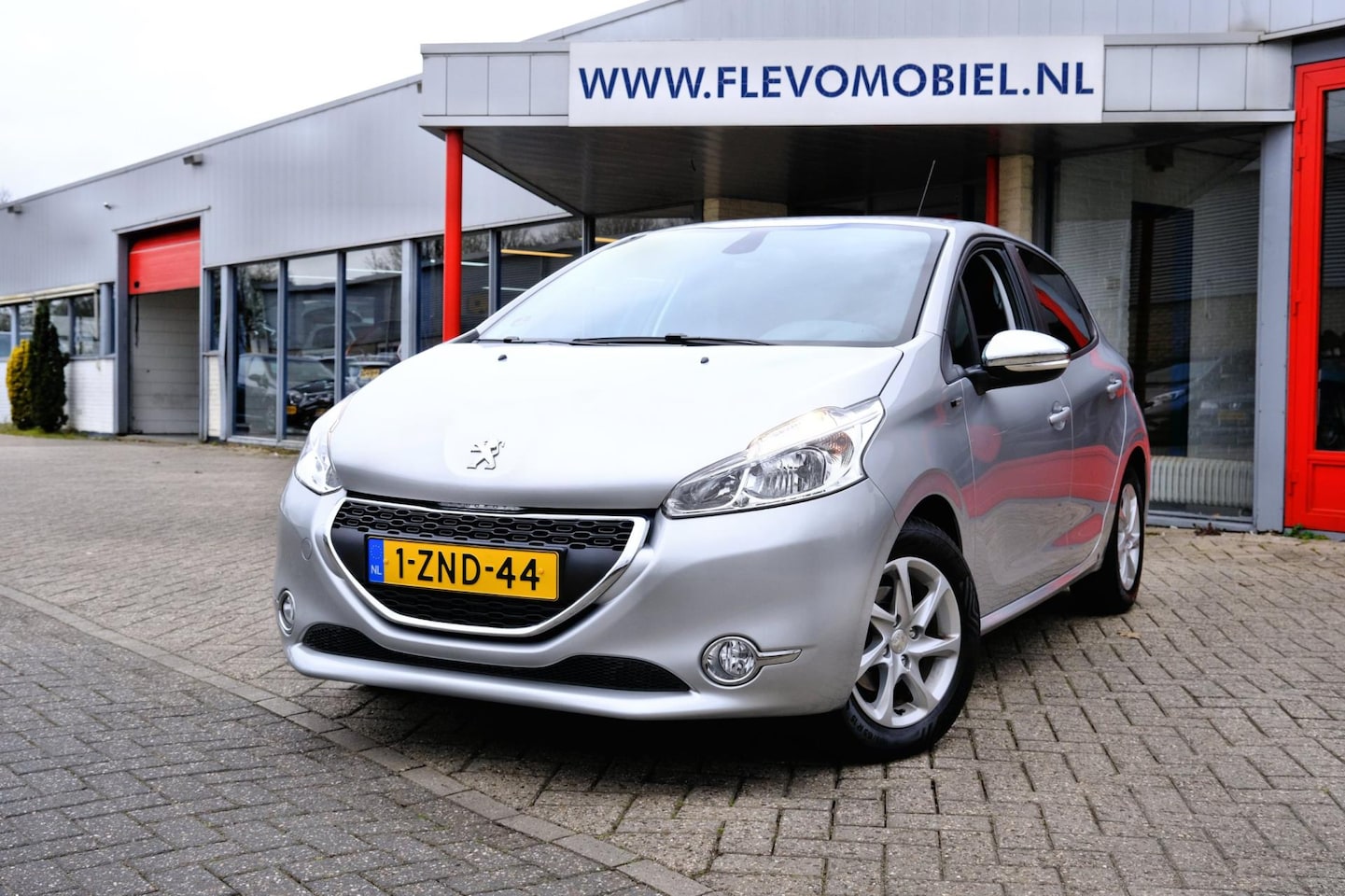 Peugeot 208 - 1.2 PureTech Style Pack Aut. 5-drs LMV|Clima|Navi|1e eig. - AutoWereld.nl
