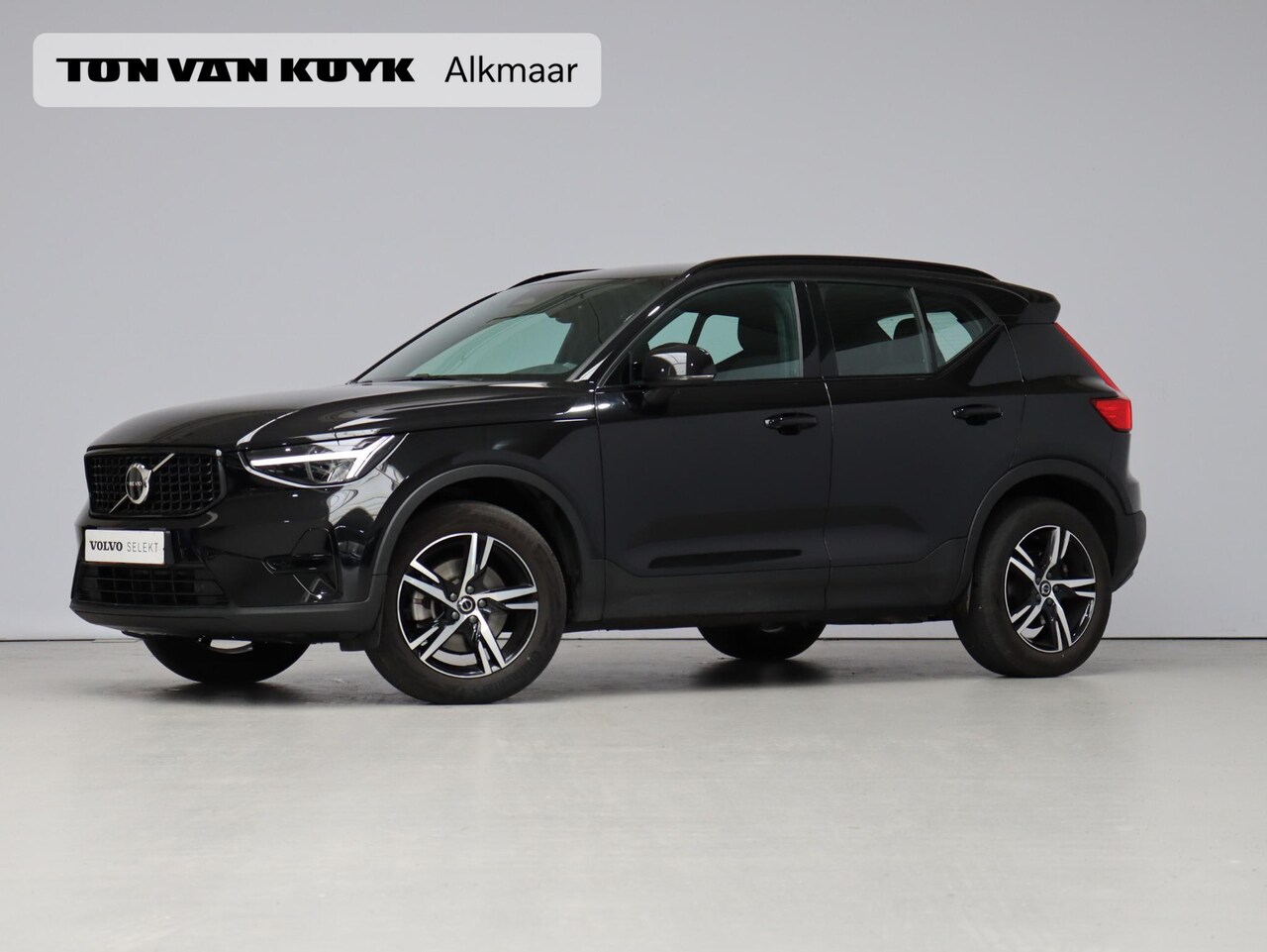Volvo XC40 - 2.0 B4 Plus Dark / Trekhaak / Adaptive Cruise / Elektrische Stoelen / Verwarmbare Stoelen - AutoWereld.nl