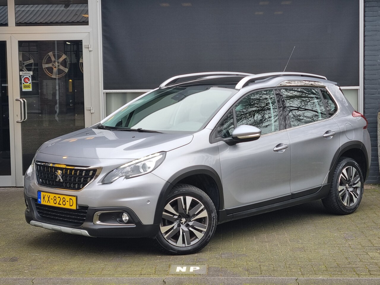 Peugeot 2008 - 1.2 PureTech Allure PANO / CLIMA / CAMERA / DAB - AutoWereld.nl