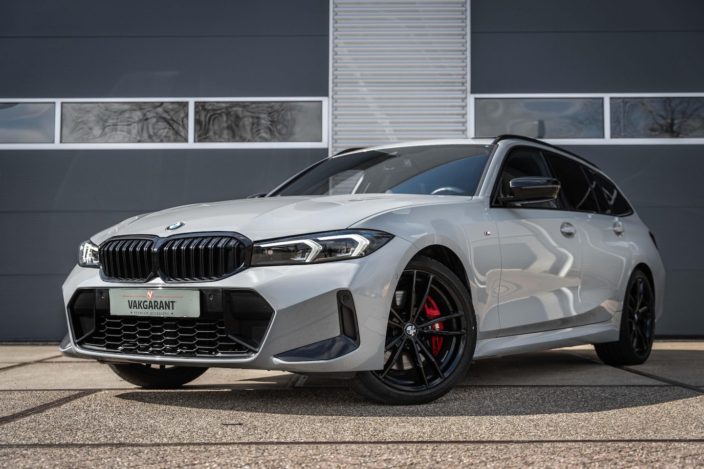 BMW 3-serie Touring - 320i High Executive Panorama dak |M Sport zetels |Harman-Kardon |BROOKLYN GRAU - AutoWereld.nl