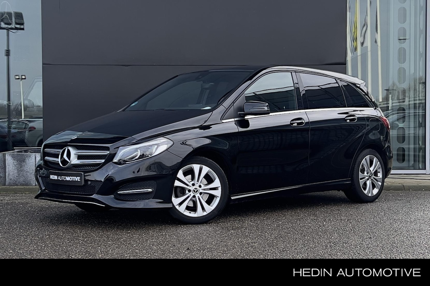 Mercedes-Benz B-klasse - B 180 Automaat Family Edition | LED | Stoelverwarming | Trekhaak | Parkpilot | Camera | Na - AutoWereld.nl