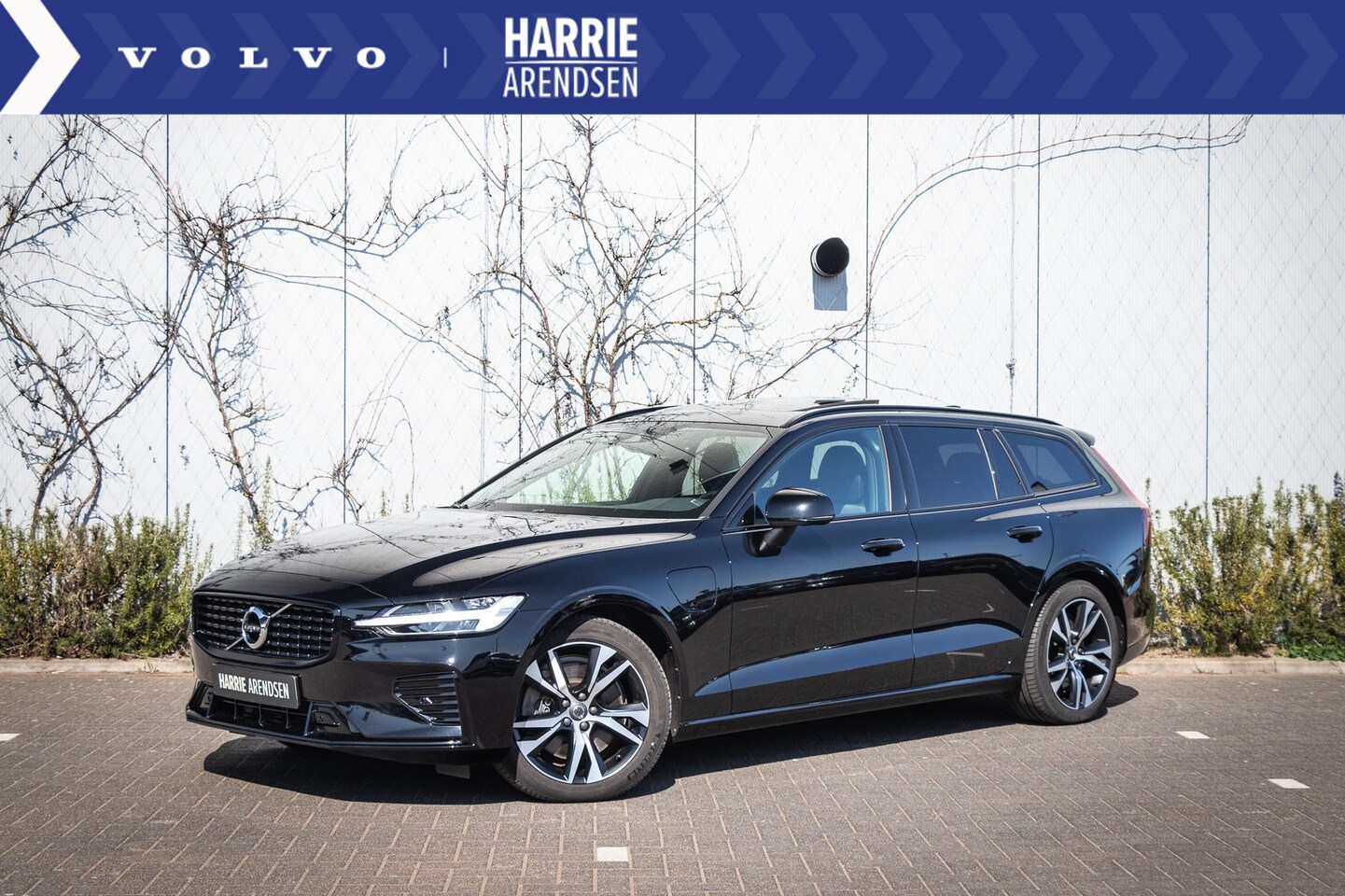 Volvo V60 - Recharge T6 AWD R-Design | Schuif-/kanteldak | Trekhaak | Donker glas | Stoel + stuurverwa - AutoWereld.nl