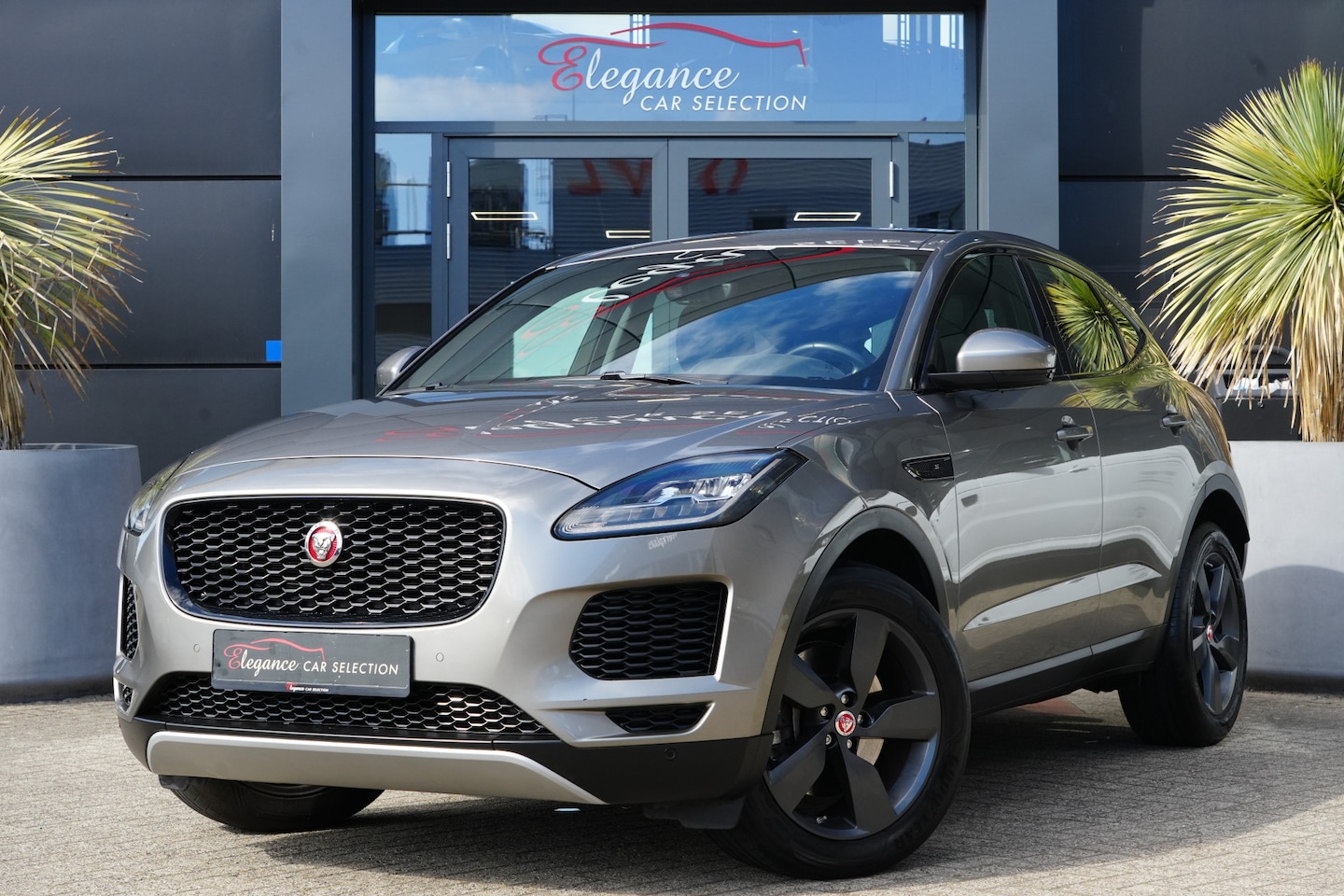Jaguar E-Pace - 2.0 P200 AWD S 200pk Panoramadak/Stoelverwarming/Camera - AutoWereld.nl