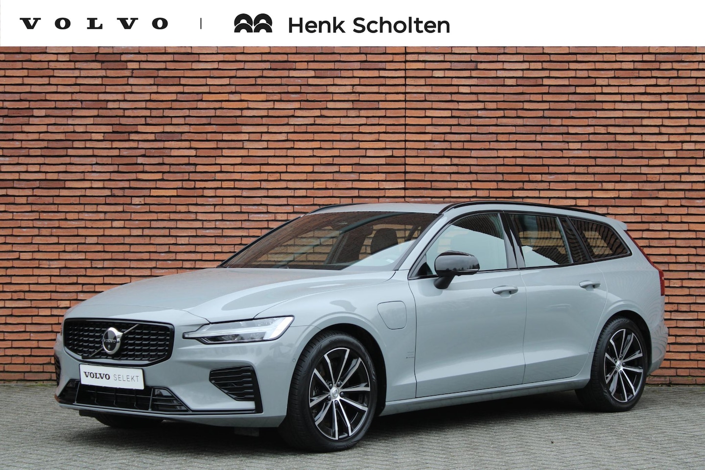 Volvo V60 - T6 AUT8 Recharge AWD 350PK Plus Dark | Panoramisch Schuif-/kanteldak | 360 graden camera | - AutoWereld.nl