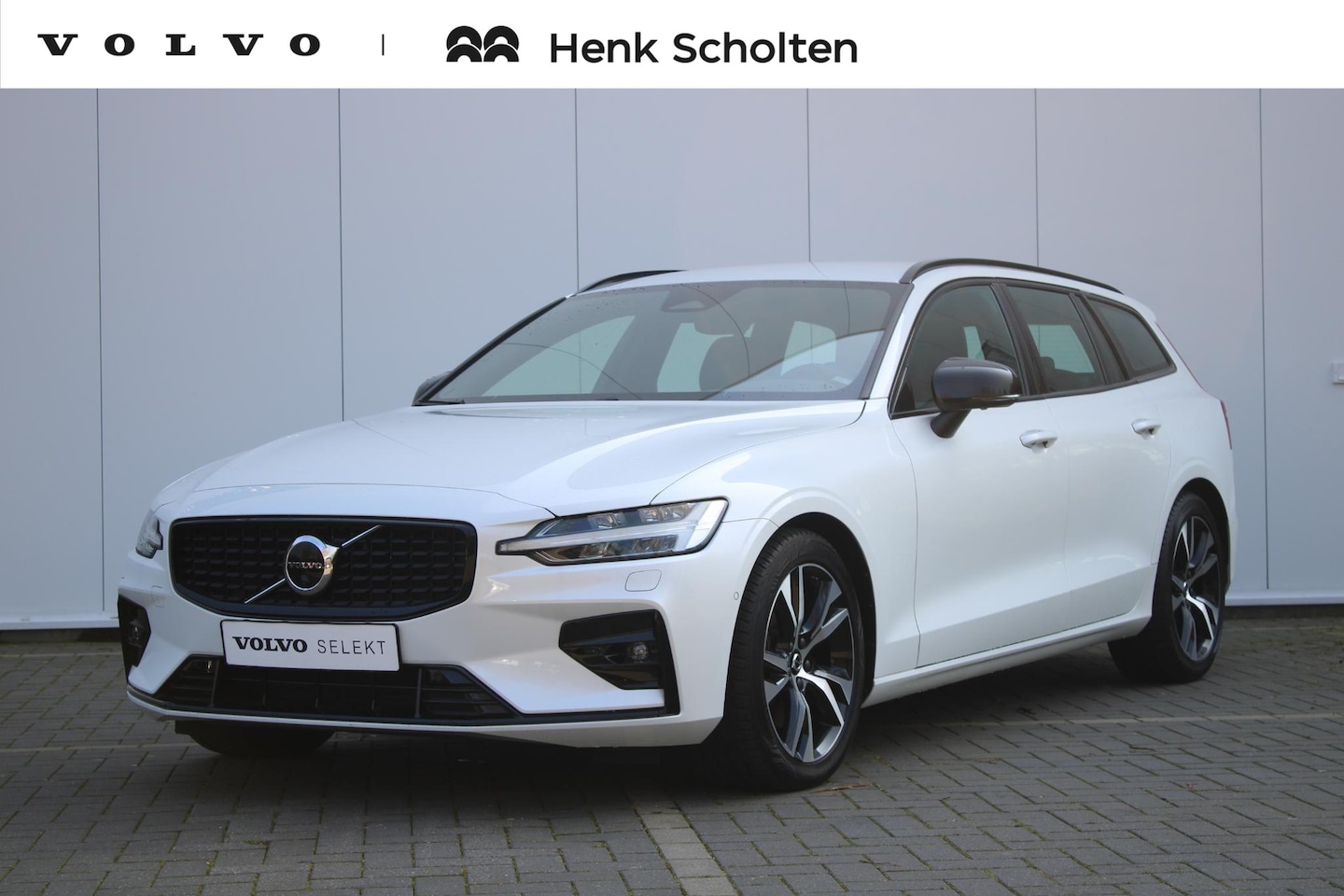 Volvo V60 - B3 AUT7 163PK Plus Dark | Harman Kardon Audio, 360 Graden Camera | Verwarmbare Voorstoelen - AutoWereld.nl