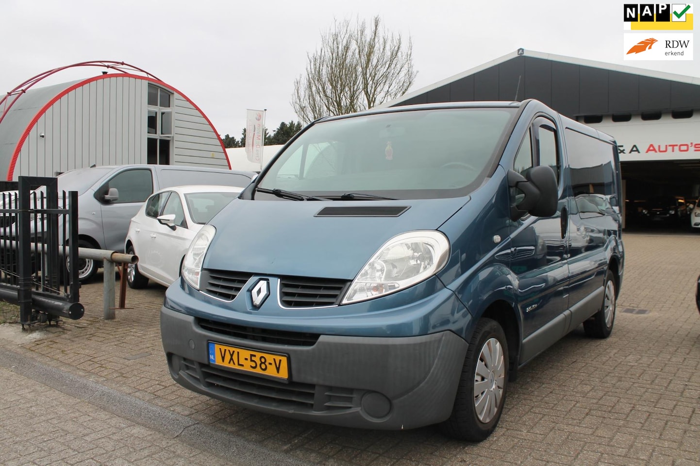 Renault Trafic - 2.0-16V T27 L1H1 / BUSCAMPER / PDC / ELLEKT-PAKKET - AutoWereld.nl