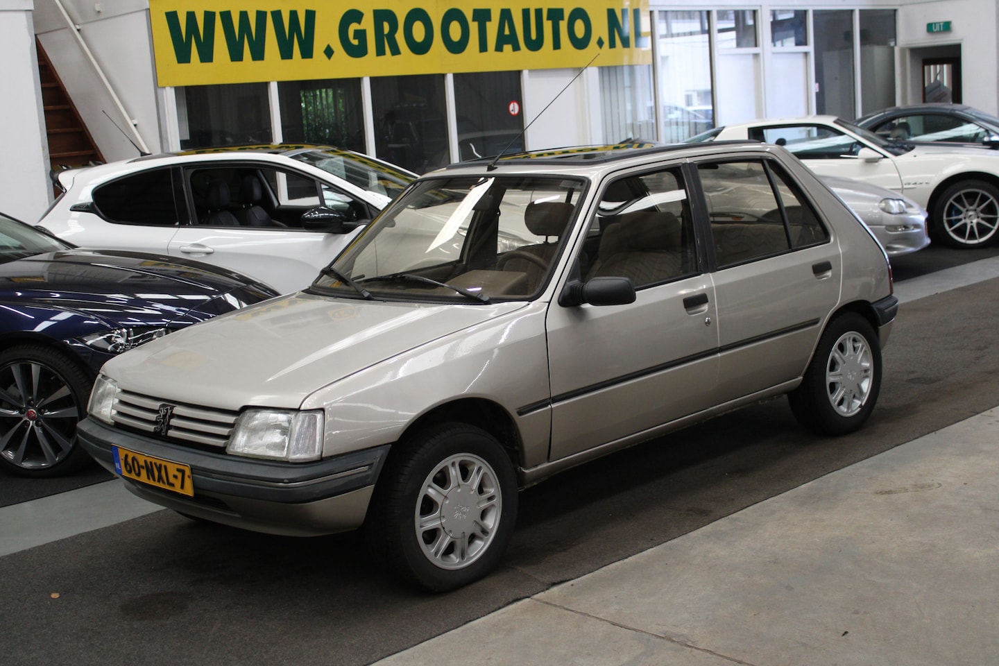 Peugeot 205 - 1.4i GR Automaat Panoramadak, 5drs, Stuurbekrachtiging - AutoWereld.nl