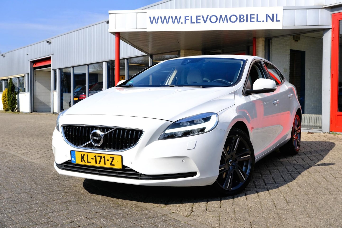 Volvo V40 - 2.0 D3 150pk Nordic+ Aut. Navi|Clima|LED|LMV - AutoWereld.nl