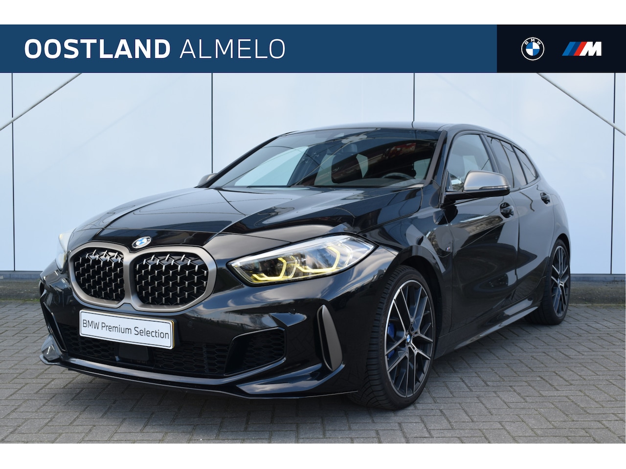 BMW 1-serie - M135i xDrive High Executive M Sport Automaat / Sportstoelen / Stoelverwarming / Live Cockp - AutoWereld.nl