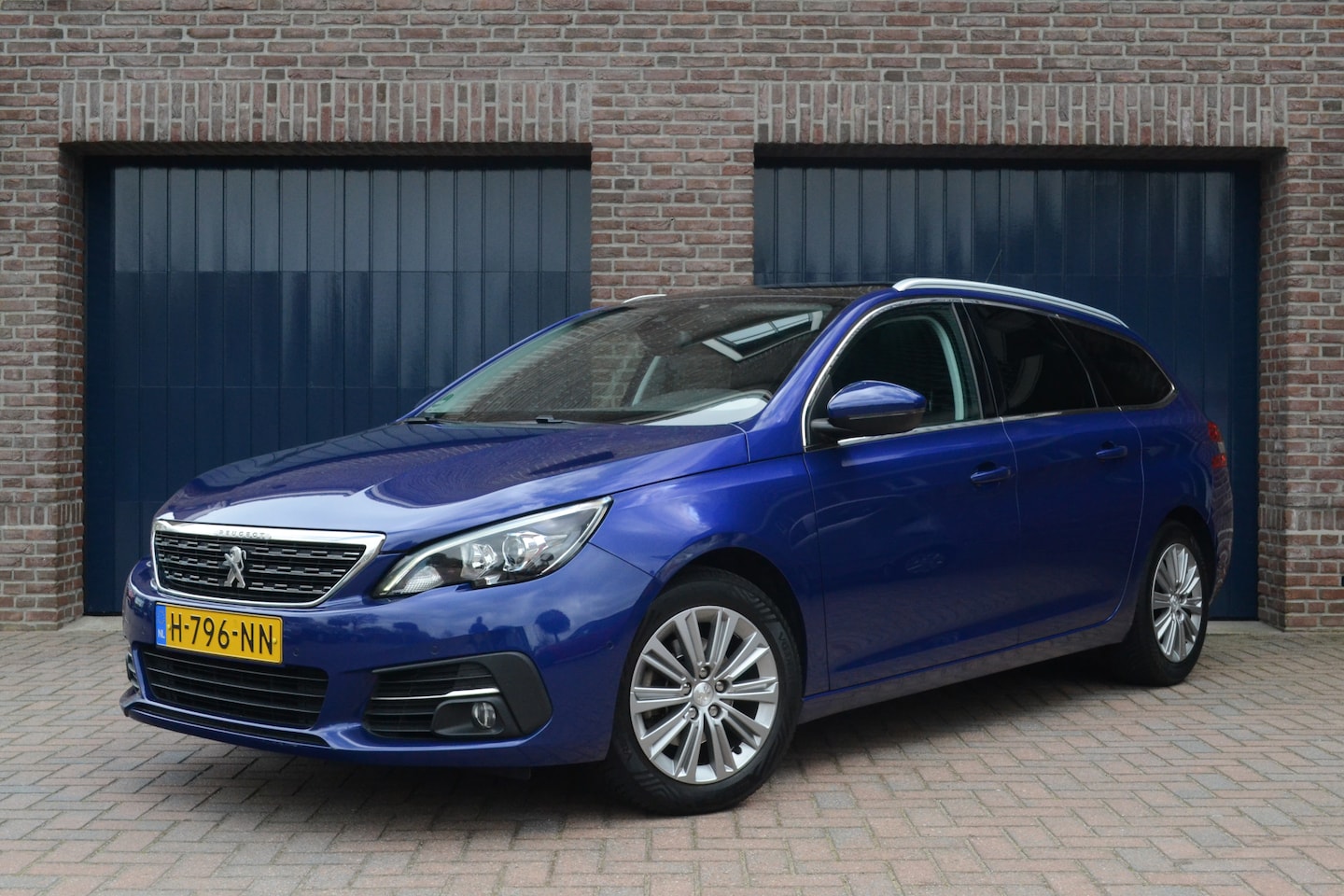 Peugeot 308 SW - 1.2 PureTech Blue Lease Premium | Camera | Panoramadak | Massagestoel | Cruise | Carplay/A - AutoWereld.nl