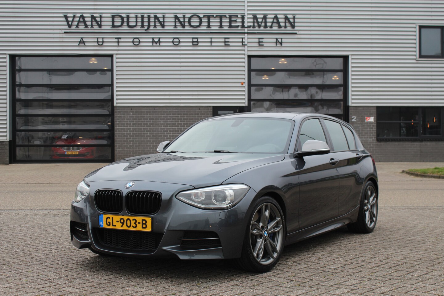 BMW 1-serie - M135i High Executive / 320 PK + / 6 Bak / 18" - AutoWereld.nl