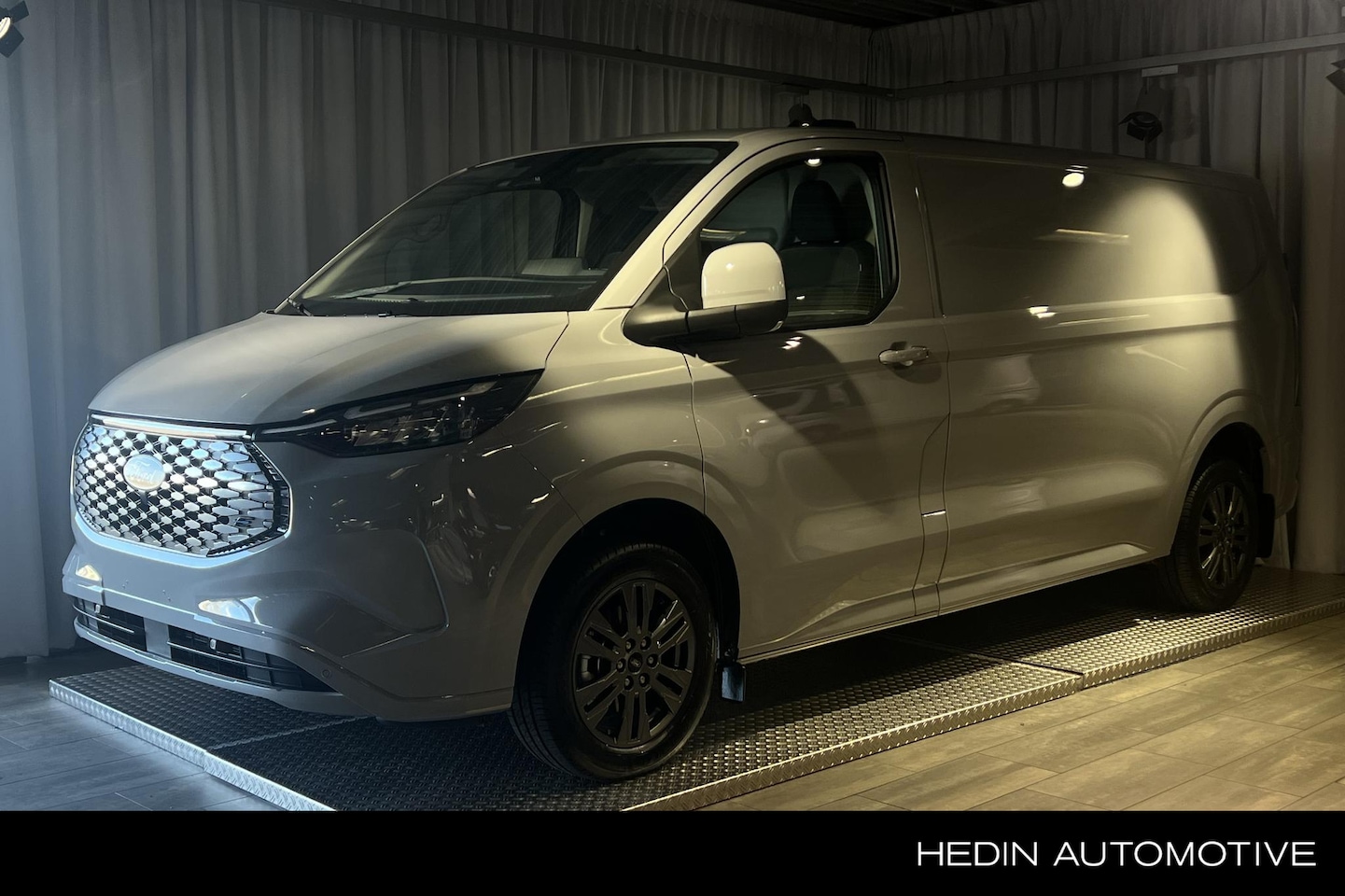 Ford Transit Custom - E-Transit 340 L2H1 Limited 65 kWh AGM Accu, Trekhaak, 17inch,Driver Assistance - AutoWereld.nl