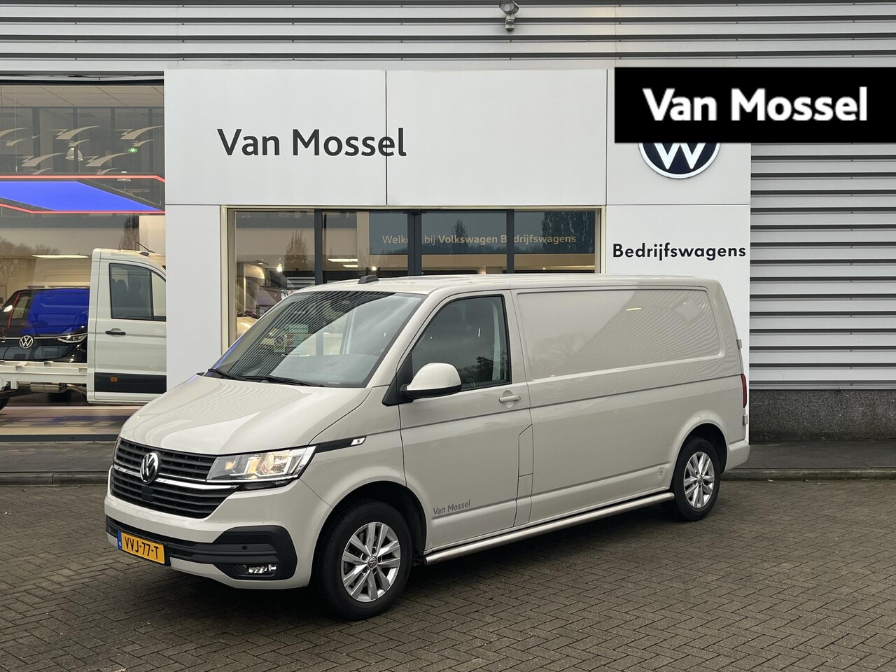 Volkswagen Transporter - 2.0 TDI 110 pk L2H1 Highline | Airco | Trekhaak | Multifunctioneel stuur | Cruise control - AutoWereld.nl
