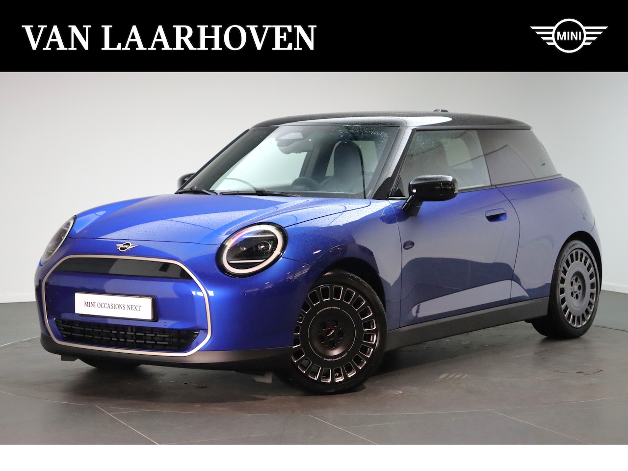 MINI Cooper - Hatchback E / Favoured  / Pakket M / 18 inch Slide Spoke 2-tone / Demo - AutoWereld.nl