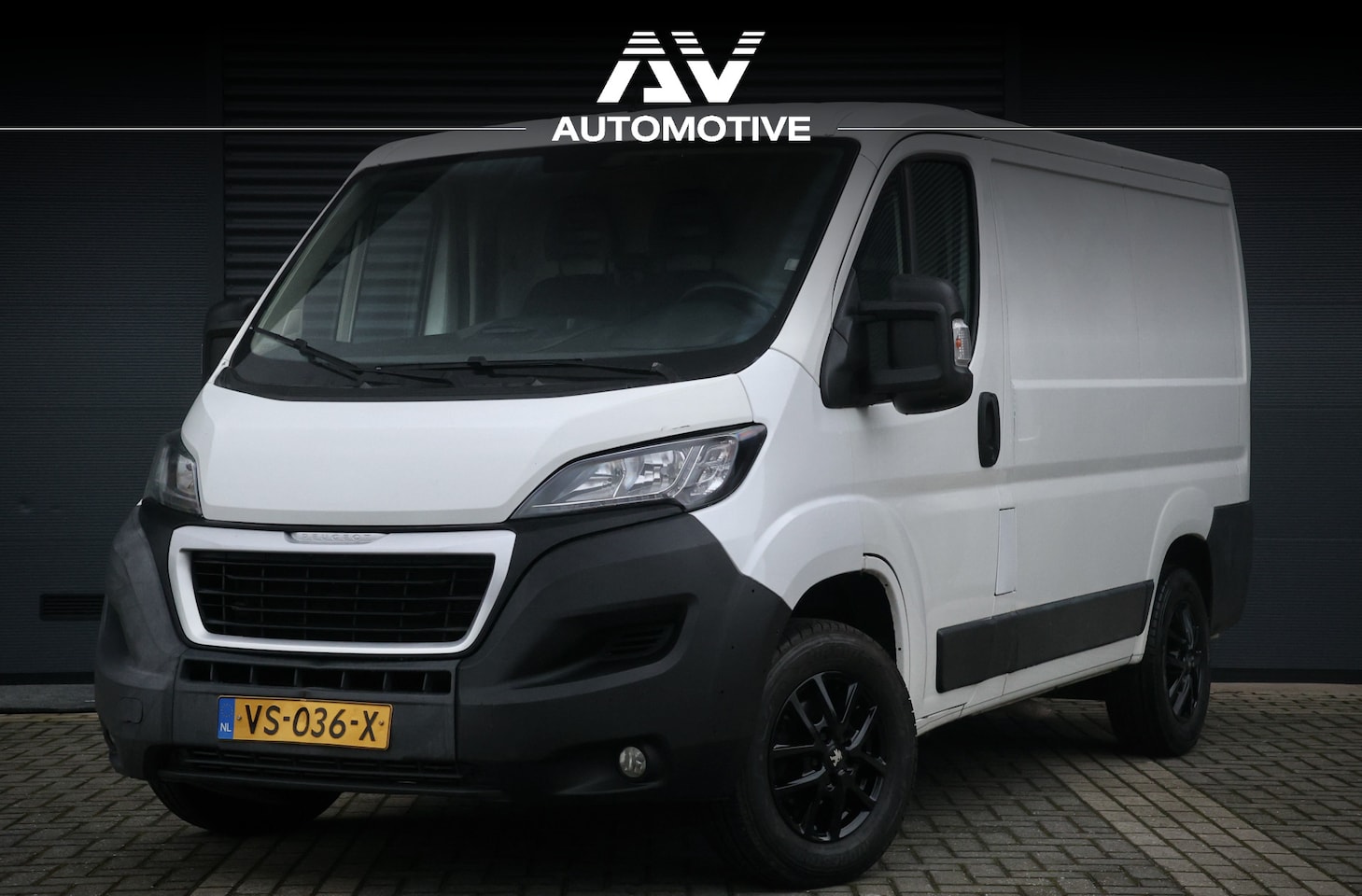 Peugeot Boxer - 330 2.2 HDI | Navigatie | Camera | LED | 3-Zitter | Trekhaak | NAP Logisch | Nieuwe APK | - AutoWereld.nl