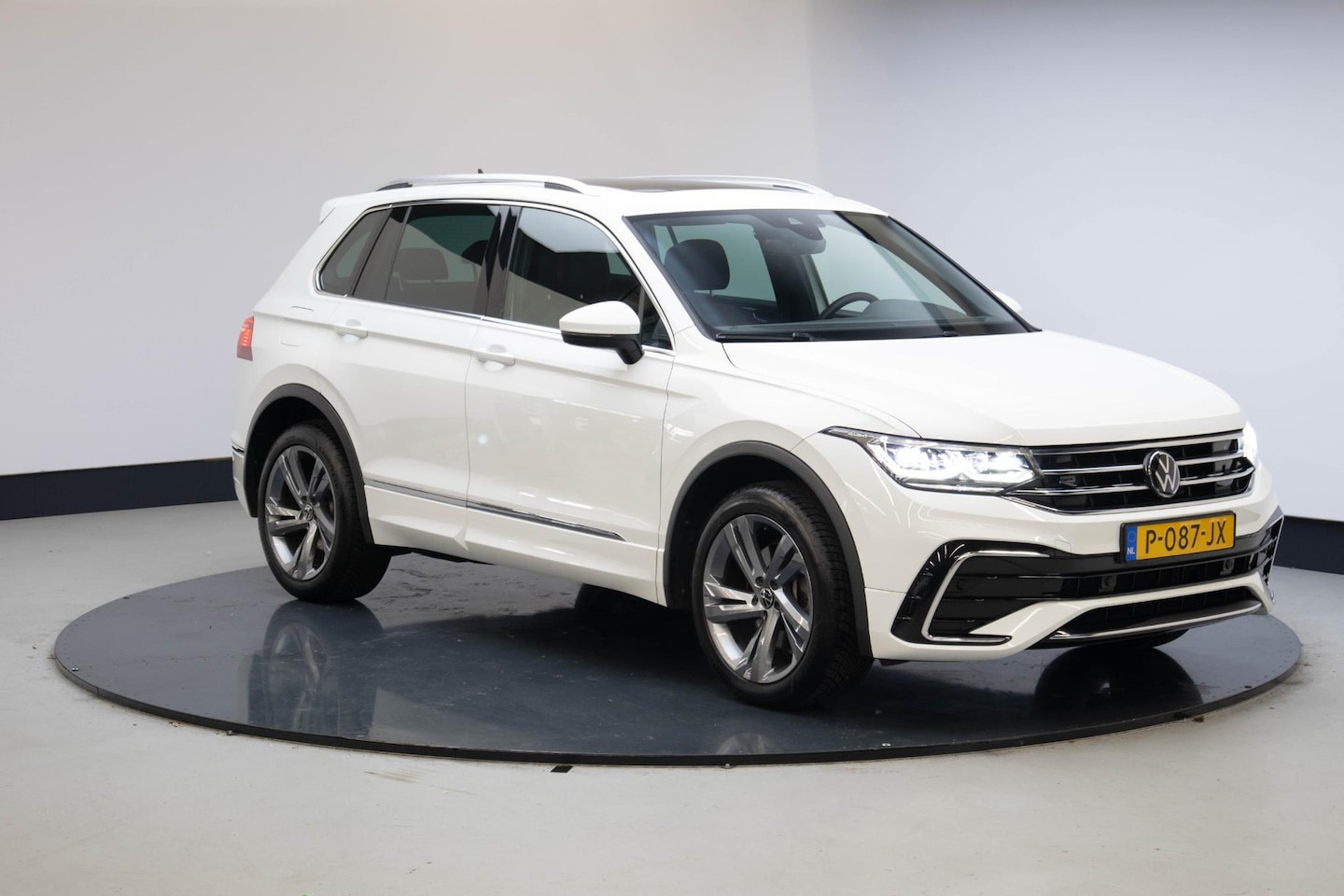 Volkswagen Tiguan - 1.4 TSI eHybrid R-Line Business+ | Pano | Trekhaak | - AutoWereld.nl