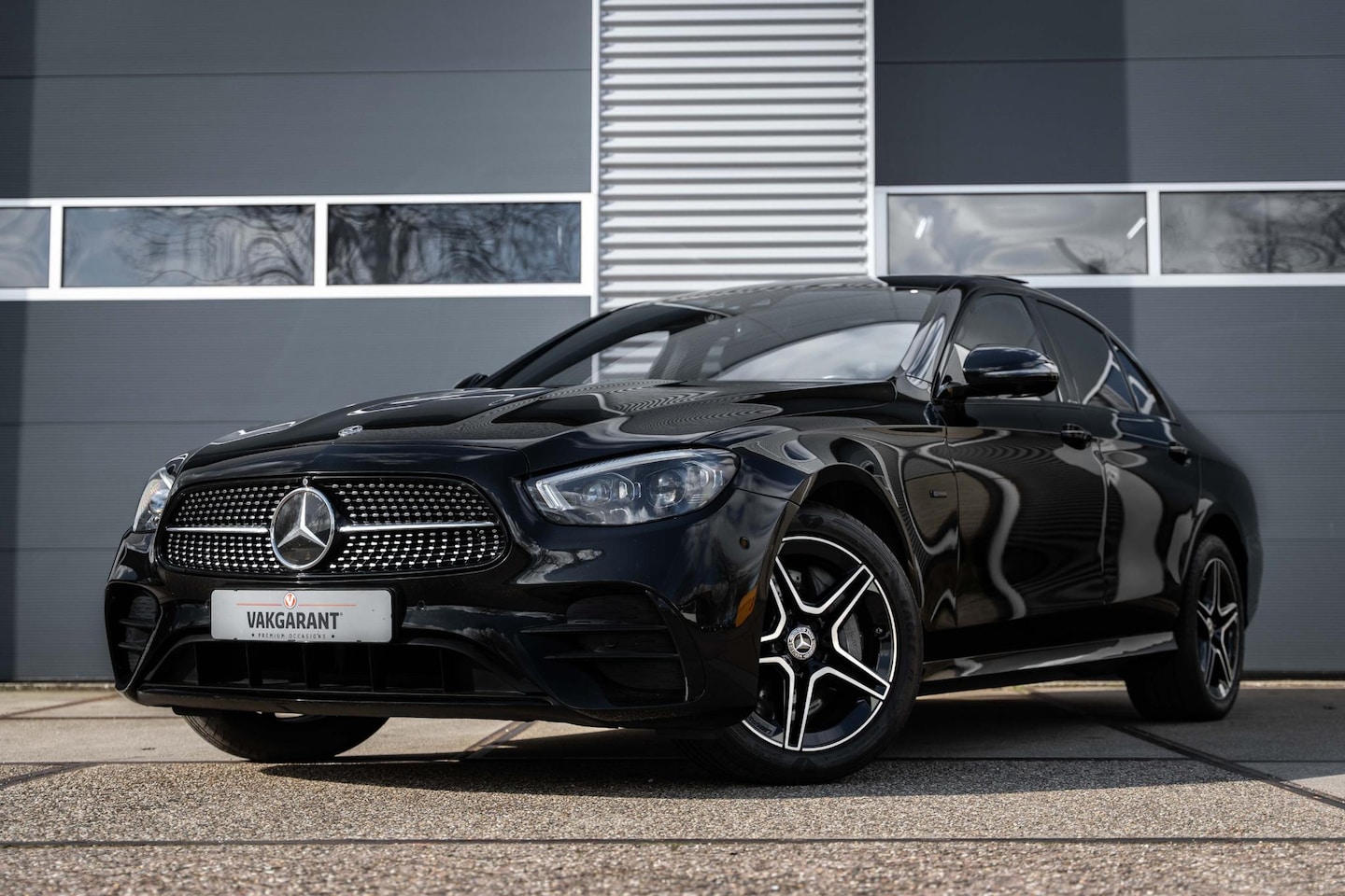 Mercedes-Benz E-klasse - 300 e AMG Line |Pano Dak |Burmester |360° Camera - AutoWereld.nl