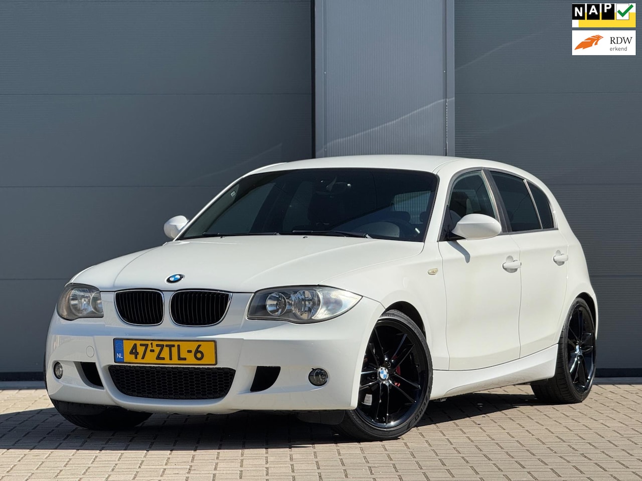 BMW 1-serie - 118i M-Perfomance | Parkeersenoren | 17 inch | Sportstoelen - AutoWereld.nl