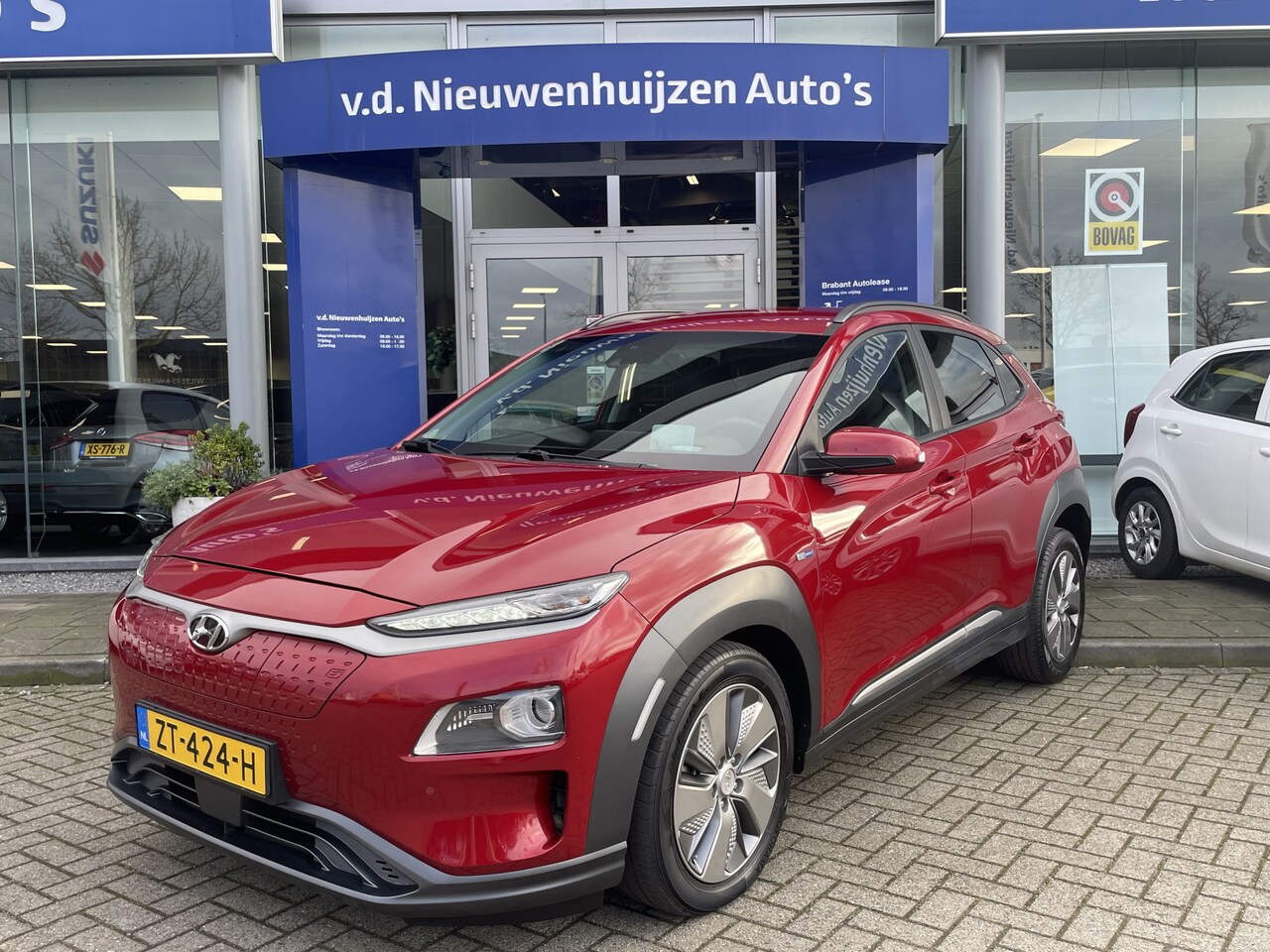 Hyundai Kona Electric - EV Premium 64 kWh | Leder| Stoelverwarming | € 2000,- Inruilpremie ! |   Info Jeroen 04925 - AutoWereld.nl