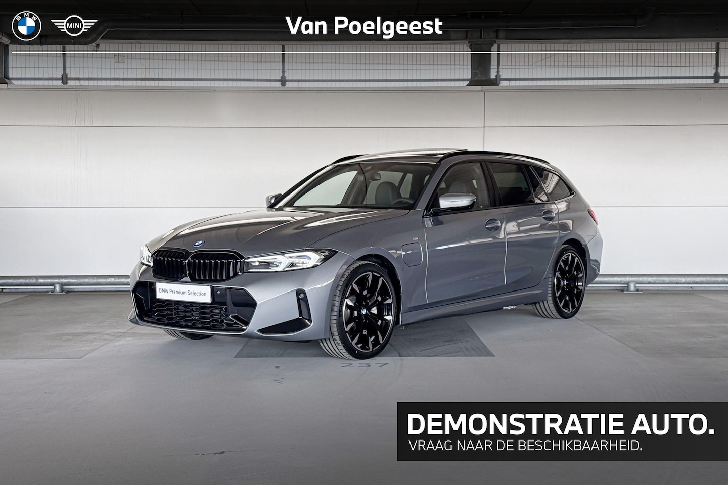 BMW 3-serie Touring - 330e | Trekhaak met elektrisch wegklapbare kogel | Glazen panoramadak - AutoWereld.nl