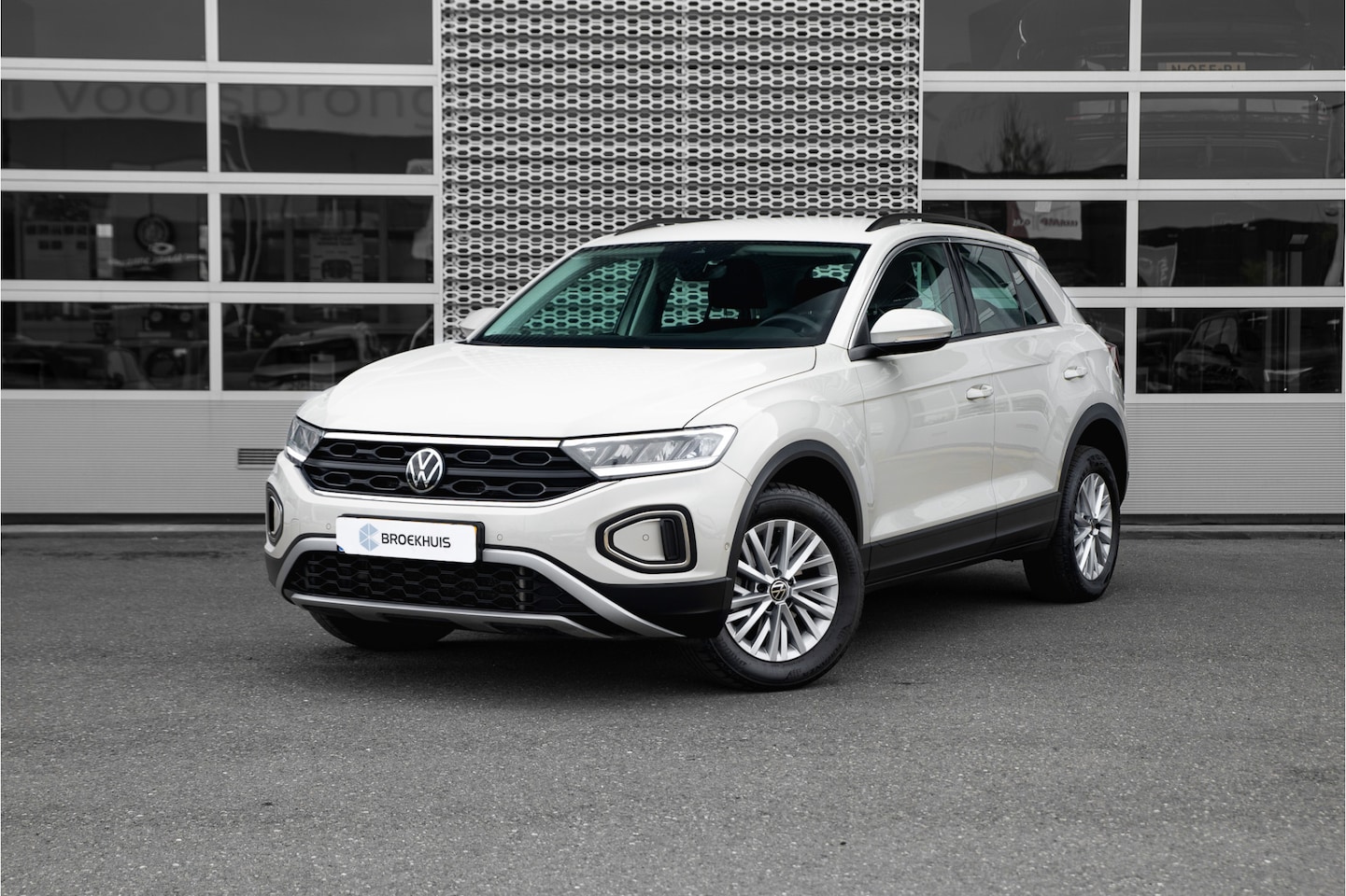 Volkswagen T-Roc - 1.5 150PK DSG TSI Life | Apple Carplay | ACC | PDC V+A | Automatische airco | - AutoWereld.nl