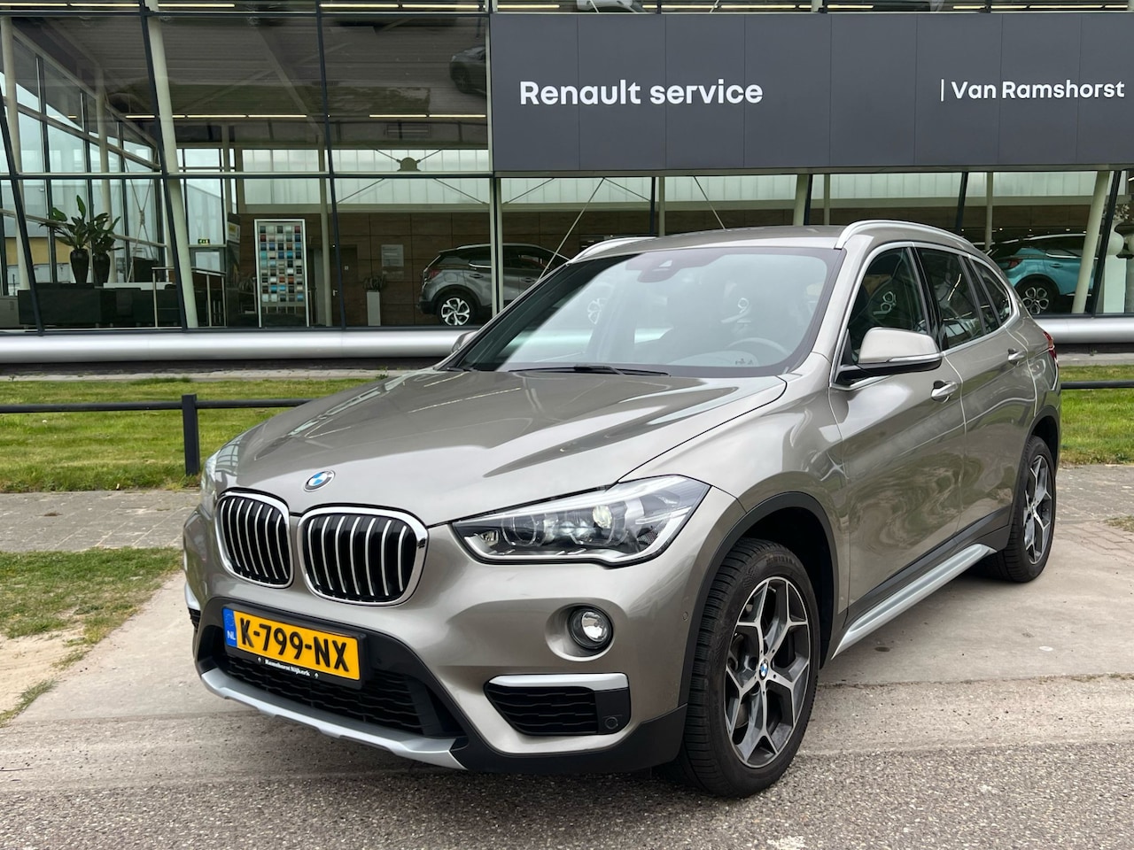BMW X1 - xDrive25i High Executive / Automaat / Trekhaak afneembaar / Harman/Kardon / 230PK / Stoelv - AutoWereld.nl