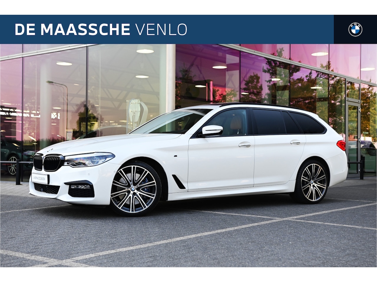 BMW 5-serie Touring - 540i xDrive High Executive M Sport Automaat / Panoramadak / Trekhaak / Head-up Display / P - AutoWereld.nl