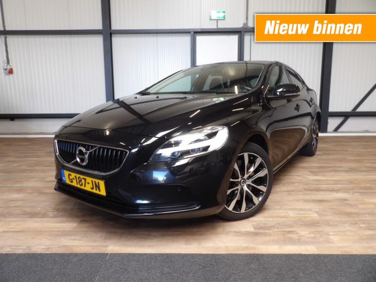 Volvo V40 - T3 automaat - navigatie - panoramadak - camera - AutoWereld.nl