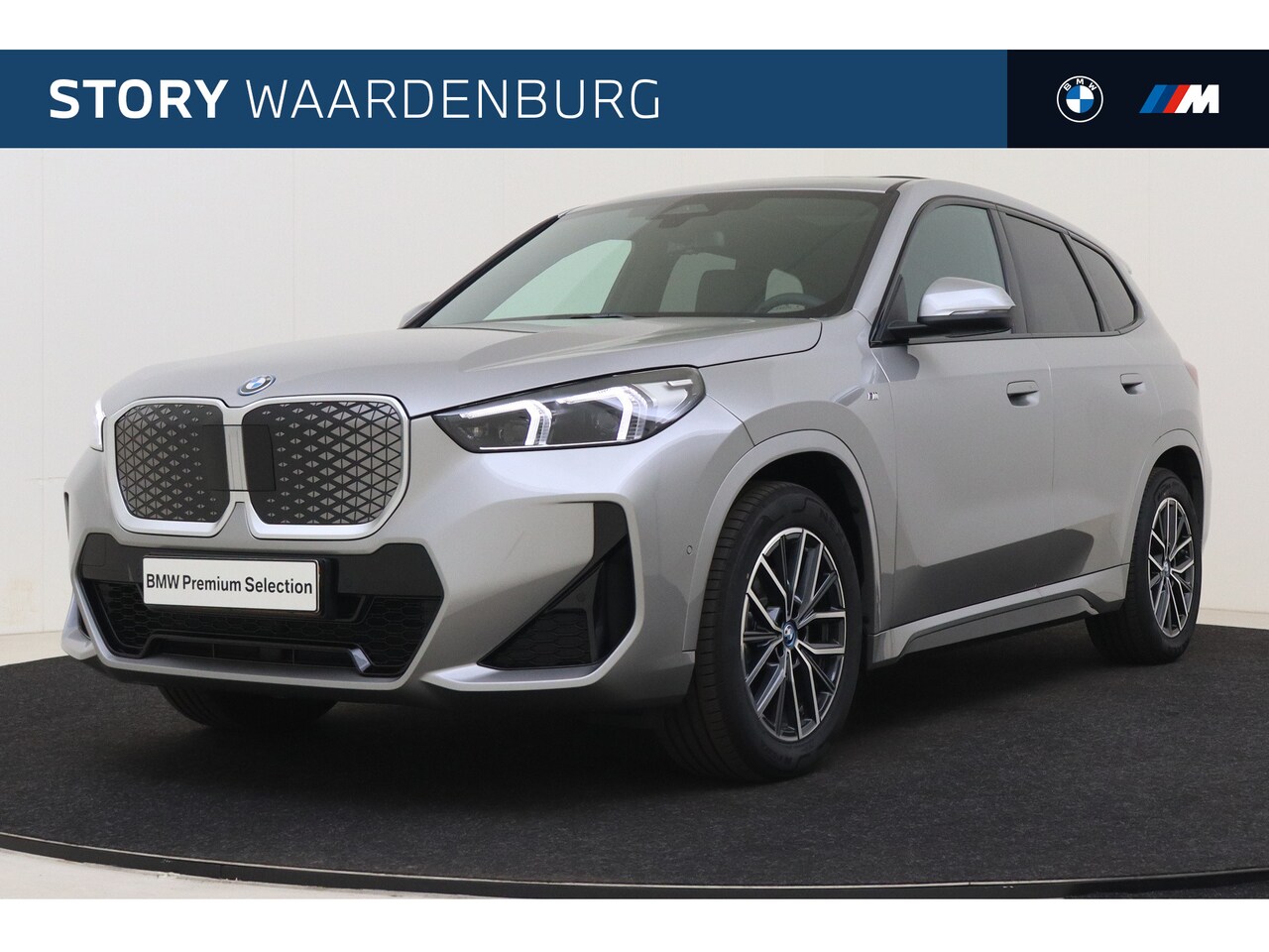 BMW iX1 - eDrive20 M Sport / Panoramadak / Sportstoelen / Stoelverwarming / Adaptieve LED / Parking - AutoWereld.nl