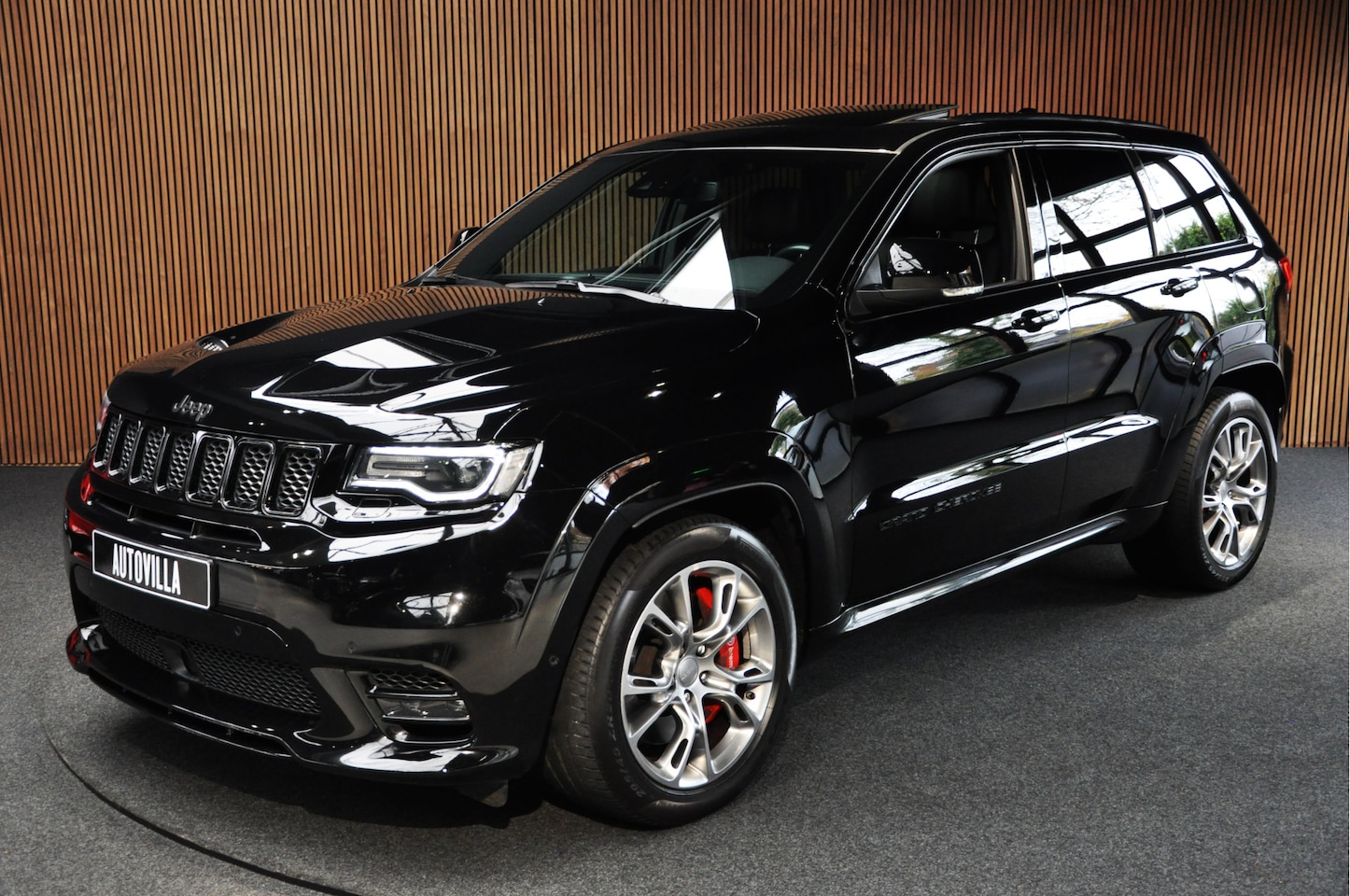 Jeep Grand Cherokee - 6.4 Hemi SRT-design Pack Panorama Carbon Camera Harman Kardon Carplay Stuurverwarming - AutoWereld.nl
