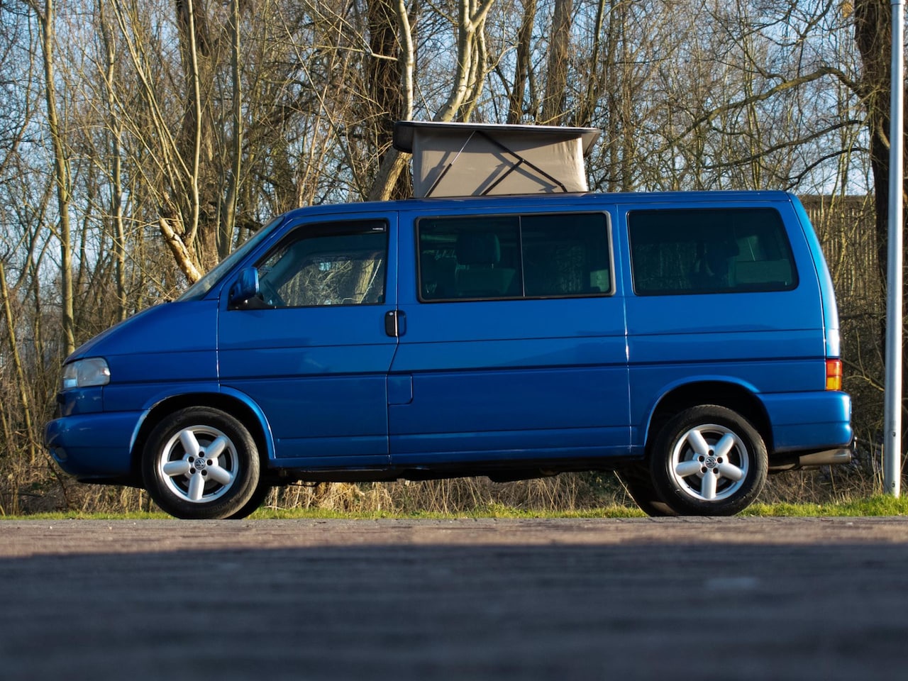 Volkswagen Transporter Multivan - 2.5 TDI 4M Highline Sport (CAMPER,NAVI,STOELVERWARMING,STANDKACHEL,KEUKEN,NIEUWE APK,NETTE - AutoWereld.nl