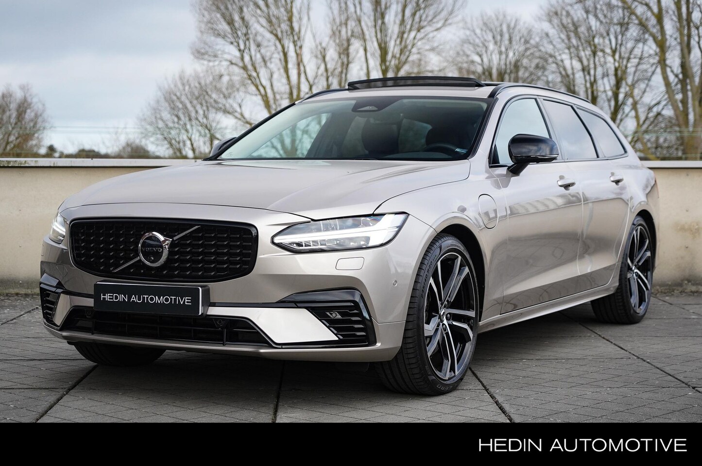 Volvo V90 - 2.0 T6 Plug-in hybrid AWD Ultimate Dark Volvo V90 2.0 T6 Recharge AWD Ultimate Dark | Pano - AutoWereld.nl