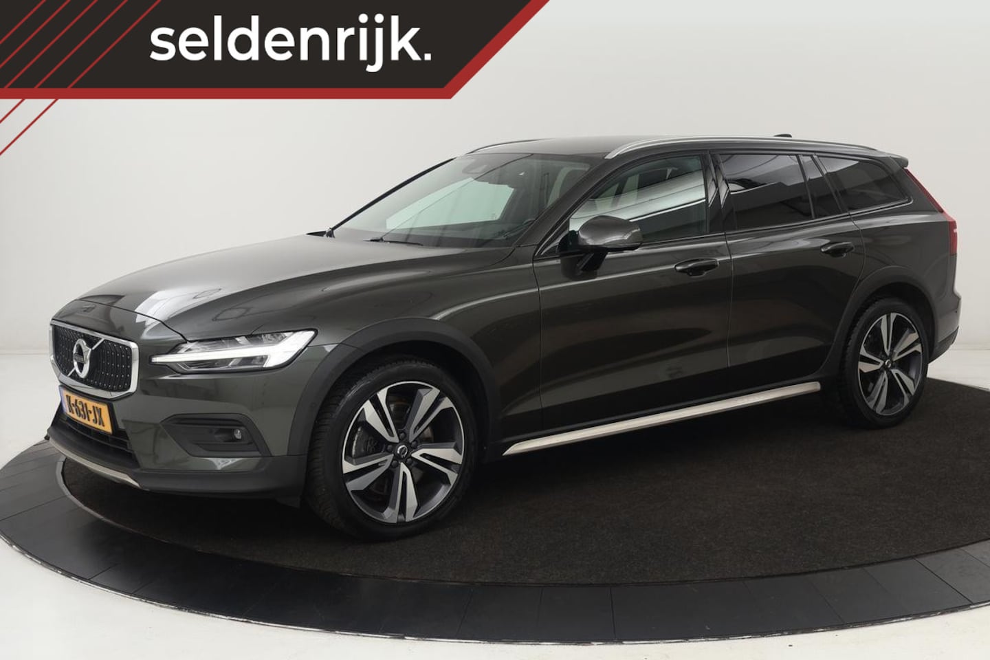 Volvo V60 Cross Country - 2.0 B5 AWD Pro | Trekhaak | Leder | Stoel & stuurverwarming | Camera | Adaptive cruise | C - AutoWereld.nl
