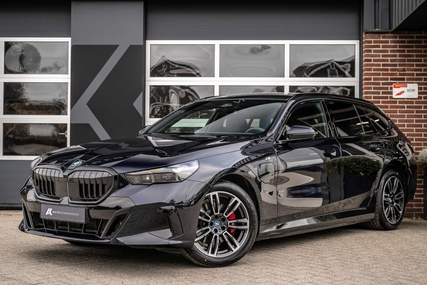 BMW 5-serie Touring - 530e xDrive M Sport Pro | Panorama | 360° | Head-Up | H/K | Iconic | Trekhaak | Driving As - AutoWereld.nl