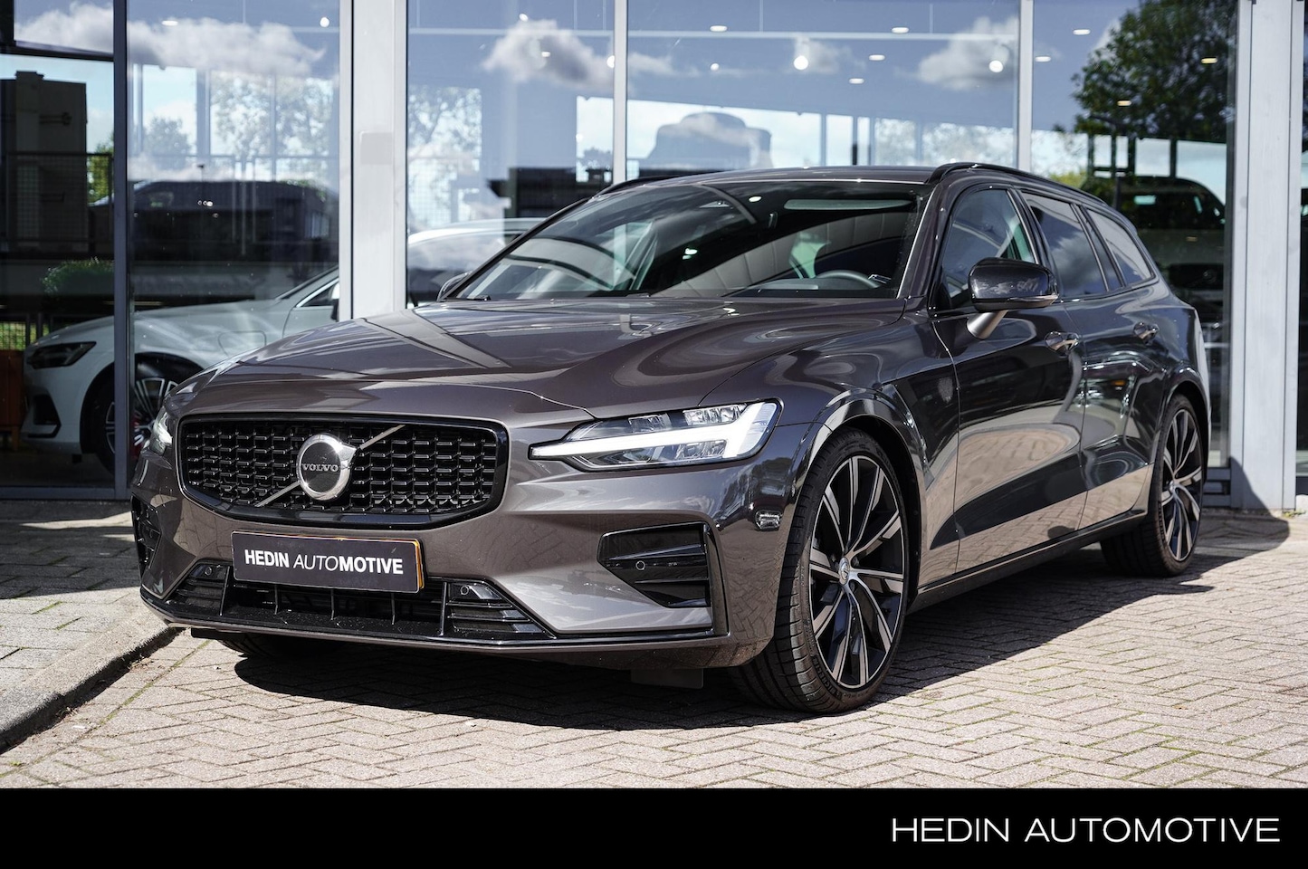 Volvo V60 - 2.0 B4 Plus Dark | Company Car | Automaat | Nappa Leder | Sport Chassis | 20 inch velgen | - AutoWereld.nl