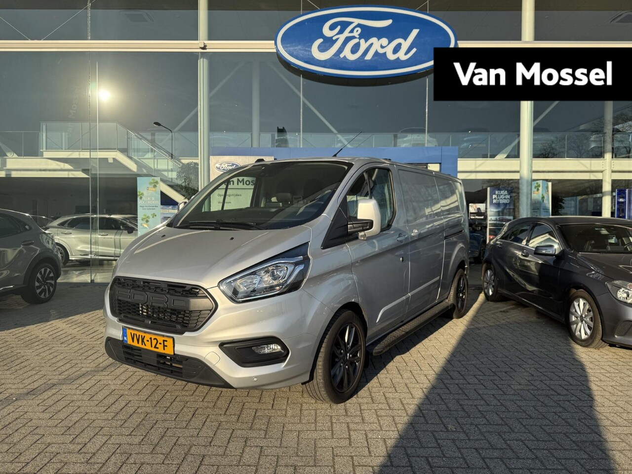 Ford Transit Custom - 340 2.0 TDCI L2H1 Limited Aut. | LMV | Side skirts | trekhaak | Leder | stoelverwarming | - AutoWereld.nl