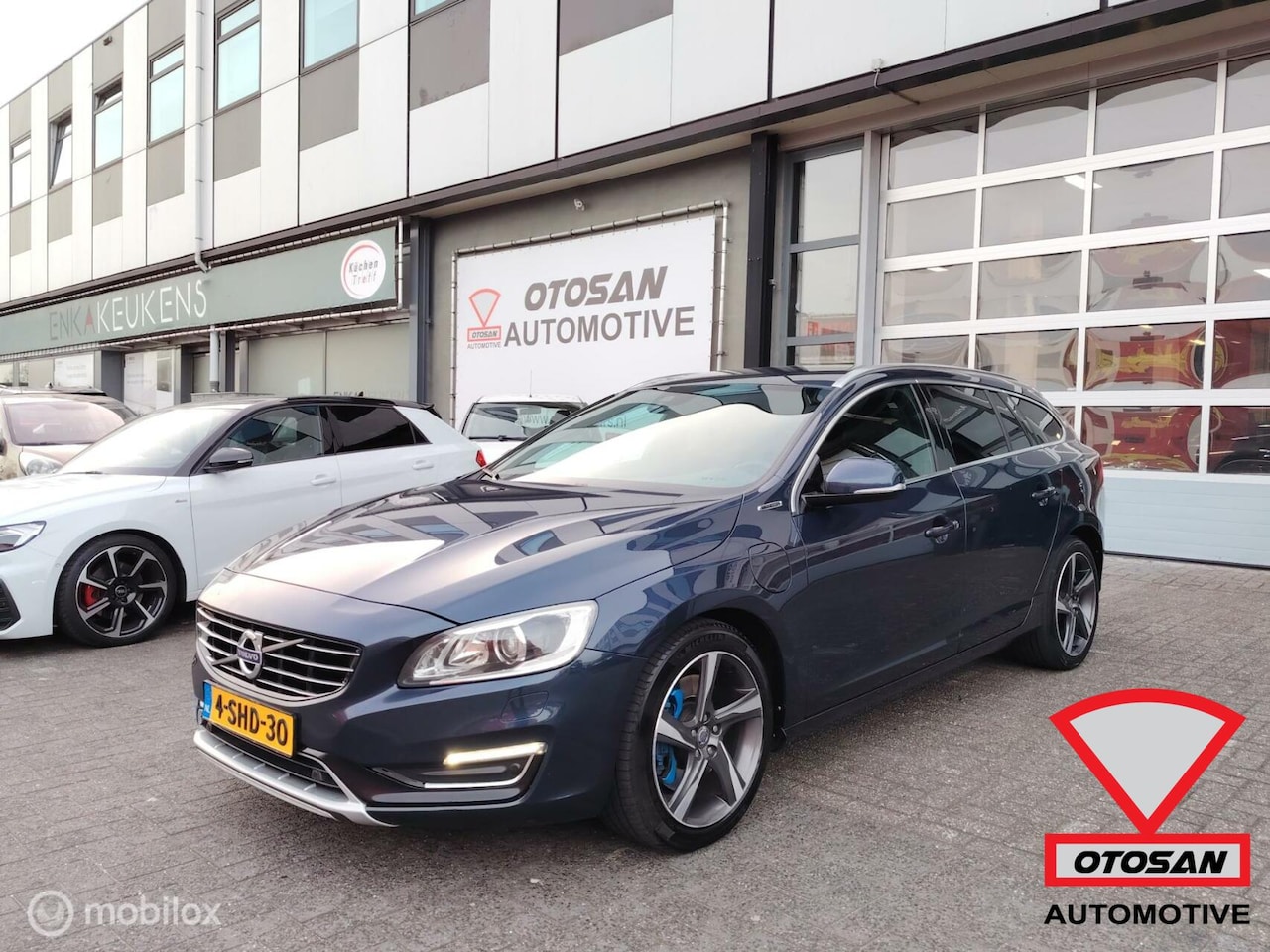 Volvo V60 - 2.4 D6 AWD R-Design Plug-In Hybrid Leer +Winterset - AutoWereld.nl