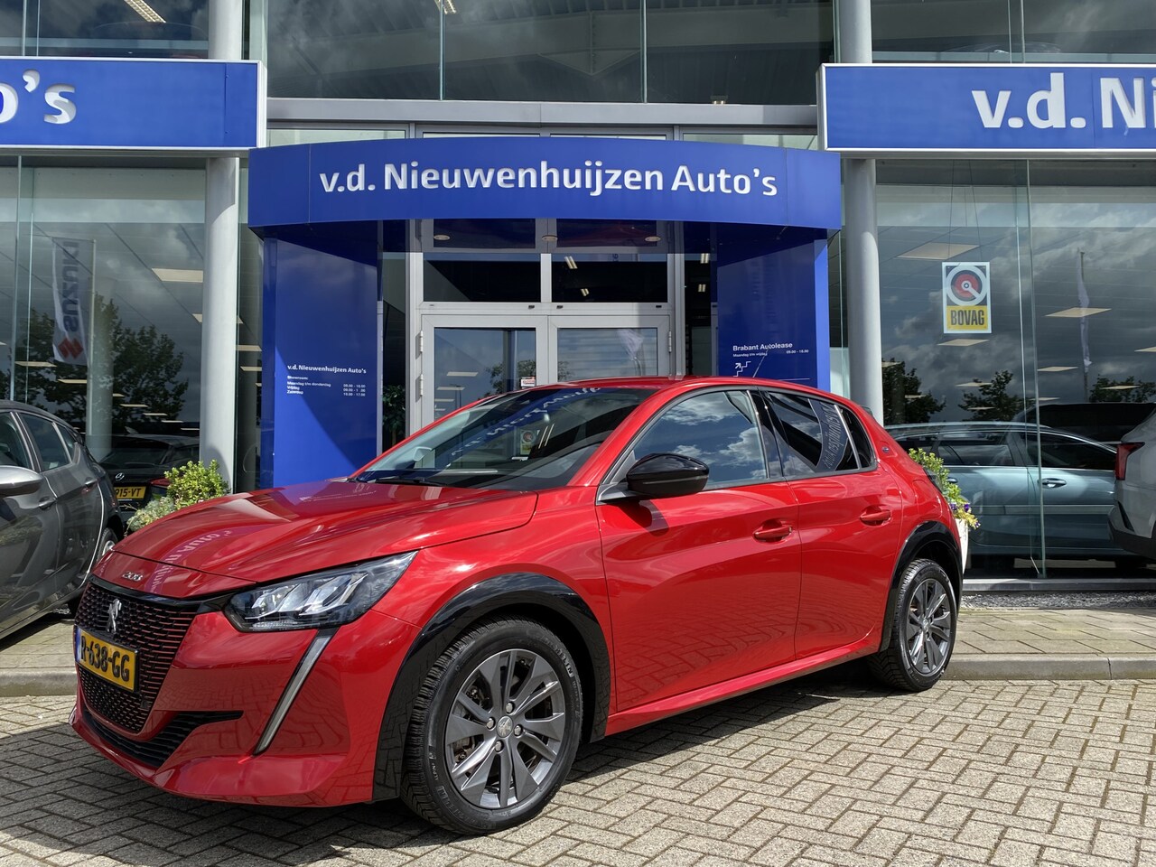 Peugeot e-208 - EV Allure Pack 50 kWh / 3 Fase / Camera / Apple carplay / € 2000,- Inruilpremie ! | - AutoWereld.nl