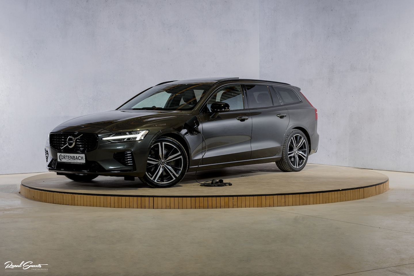 Volvo V60 - 2.0 T8 Recharge AWD Plus Dark | Long range | Zwenkbare Trekhaak | Panorama dak | Bowers Wi - AutoWereld.nl