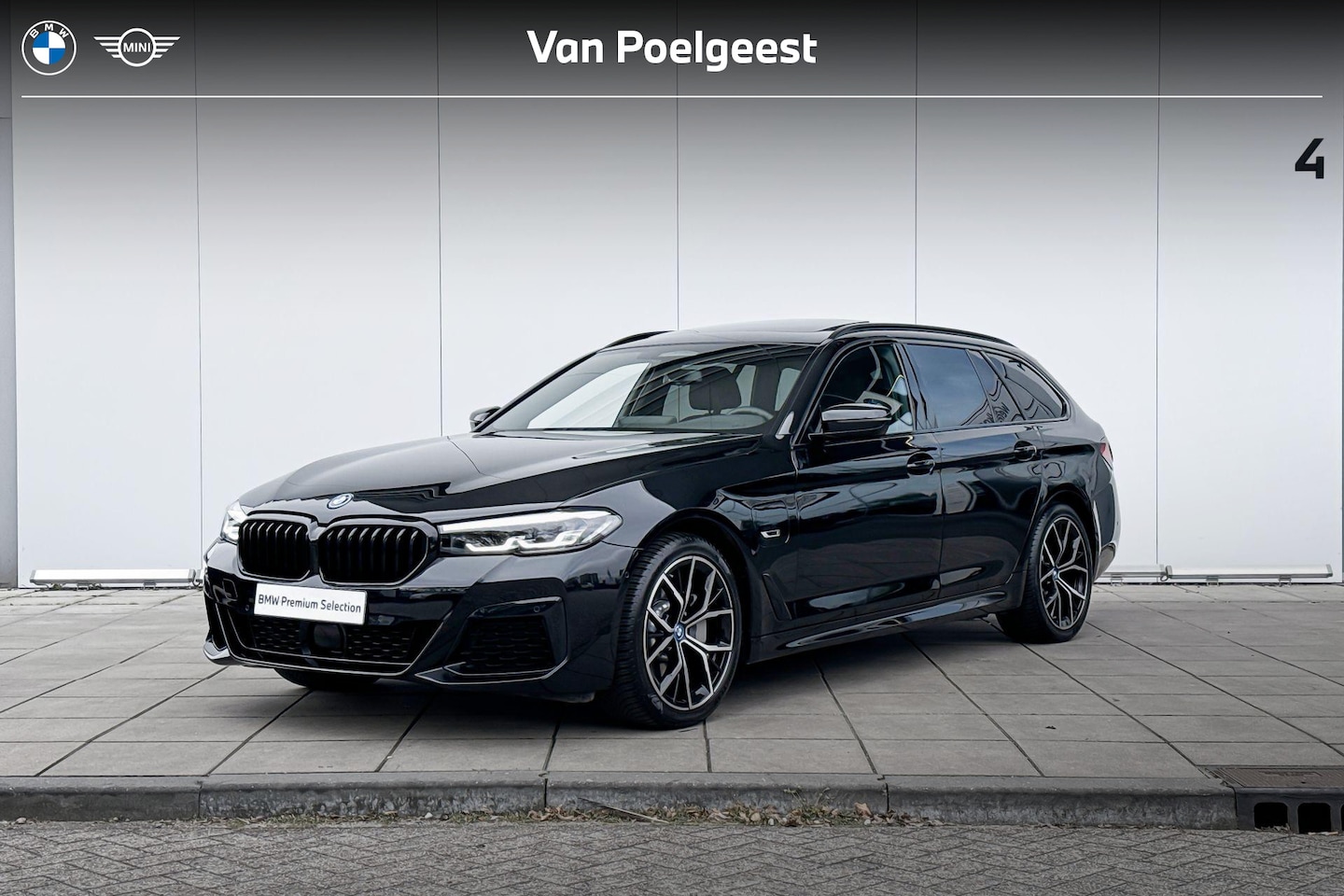BMW 5-serie Touring - 530e xDrive M-Sport / Glazen Schuifdak / Cruise Control Adaptief / Parking Assistant / 19 - AutoWereld.nl