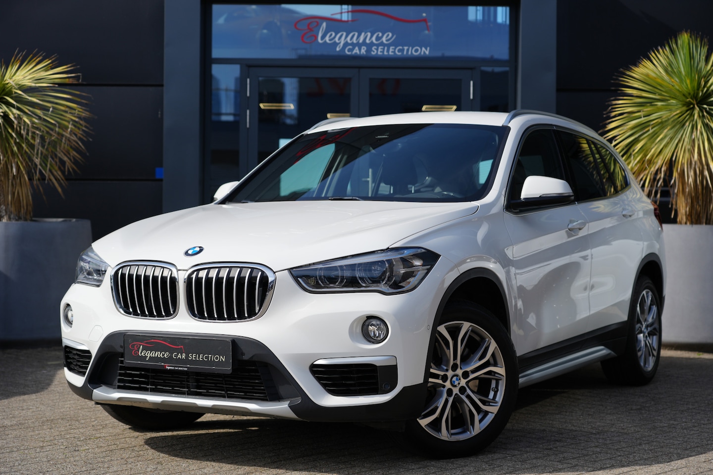 BMW X1 - sDrive20i xLine High Executive 192pk Navigatie/Stoelverwarming/Camera - AutoWereld.nl